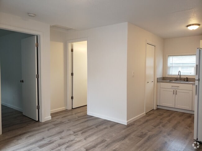 Building Photo - 3224 SE Rockwood St Unit 3224 Rental