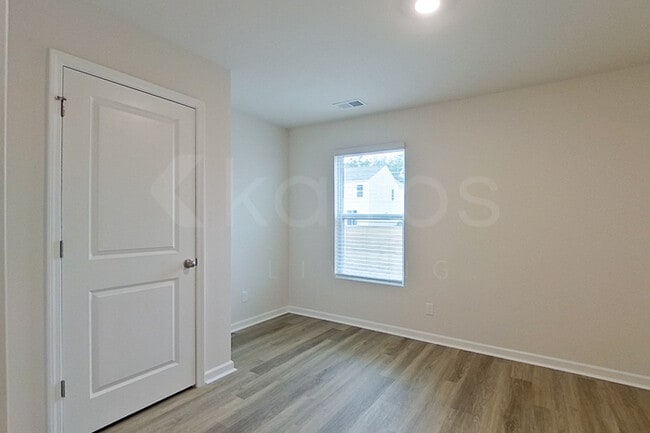 Photo - 123 Overstreet Way