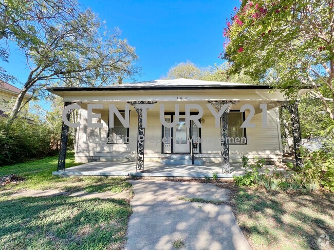 Building Photo - Spacious 3/2 Within Walking Distance of UN... Rental