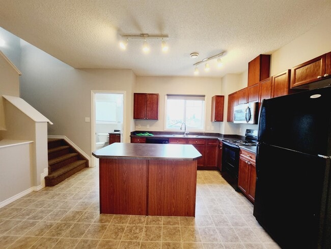 Photo - 3010-3033 33 Ave NW