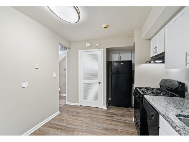 Kitchen & Appliances | Apartments for Rent in Woodridge, Illinois | The Townhomes at Highcrest