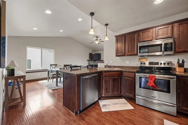 Photo - 459 Bainberry St