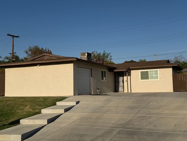 Photo - 921 Hill St