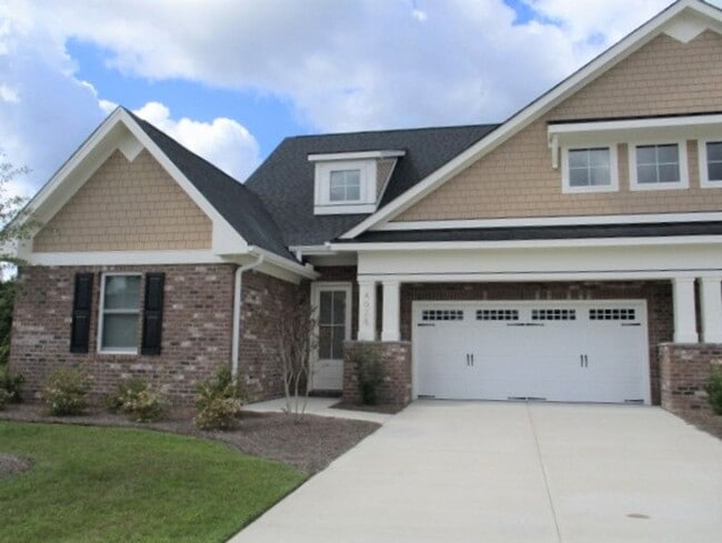 Building Photo - Amazing Furnished Town Home in Brunswick F...