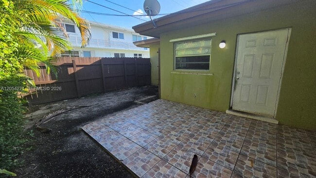Building Photo - 808 NE 10th St Unit 3