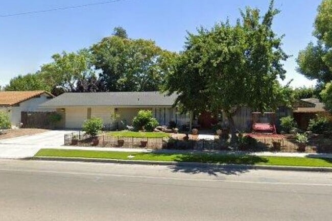 Building Photo - 3029 W Barstow Ave