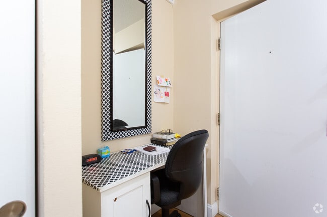 Studio - Parkwood Apartments