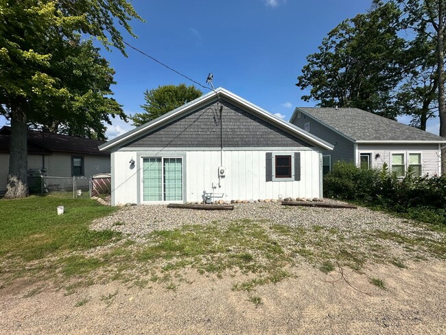 Building Photo - 2 Bedroom One Bath Lake House