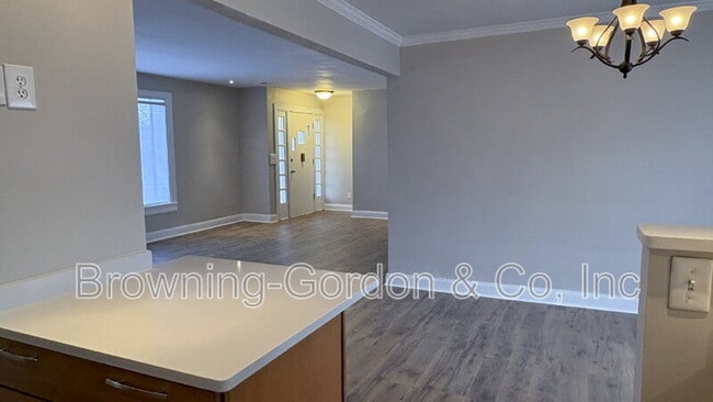 Photo - 328 E Thompson Ln