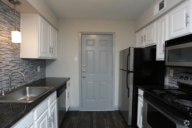 1BR,1BA - 750SF - KITCHEN - Everton at Bellmar