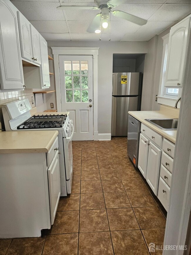 Photo - 327 Berry St