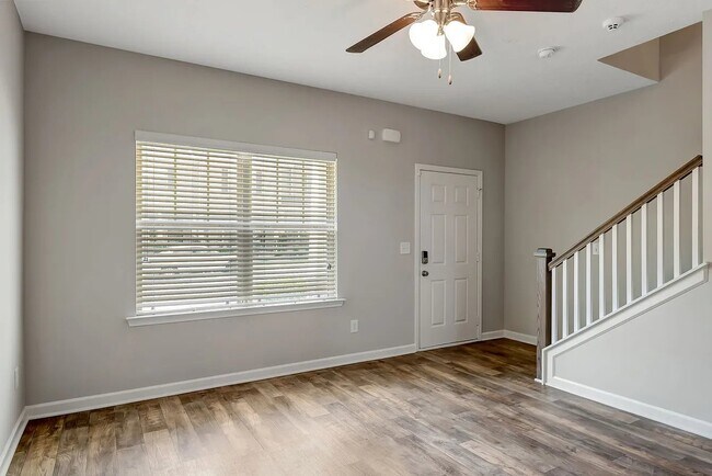 Photo - 1752 Sprucedale Dr