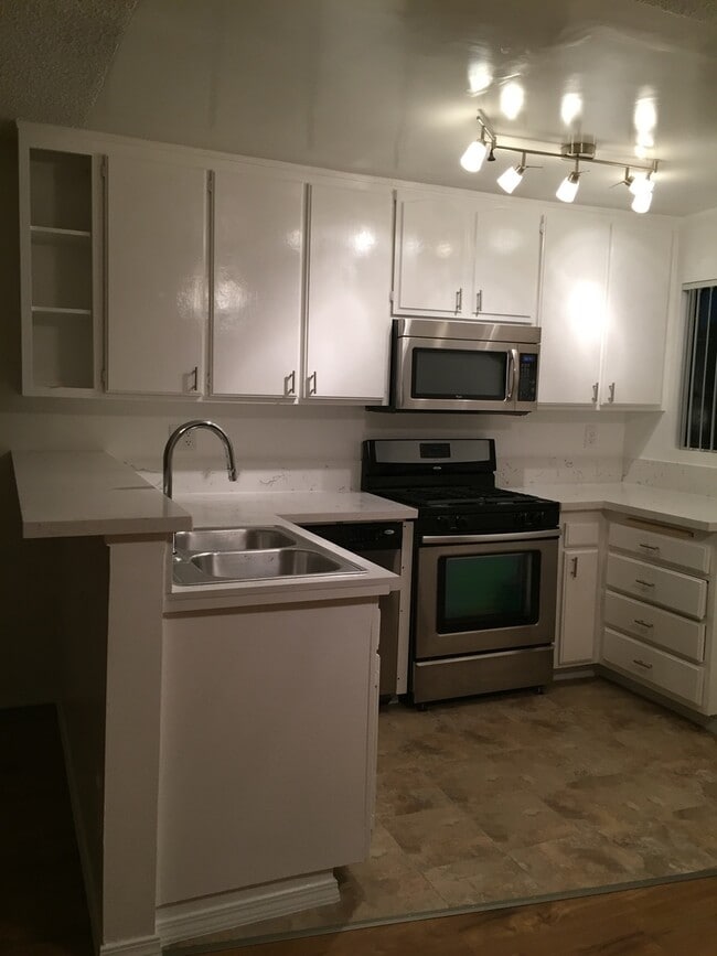 Photo - Beautiful 1 Bed/1 Bath Condo Apartment with Private Balcony, Hardwood Flooring, Pool, and AC