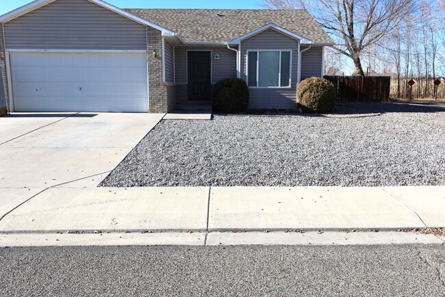 Nicely remodeled 3 bdrm 2 bath 2 car garage! - Nicely remodeled 3 bdrm 2 bath 2 car garage! Casa