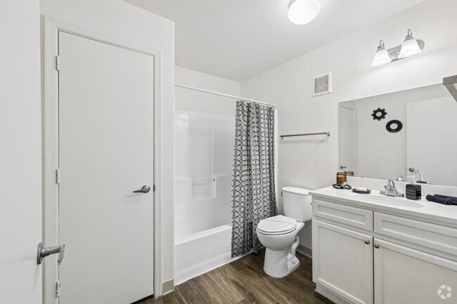 2BR, 1BA - 817SF - Bathroom
