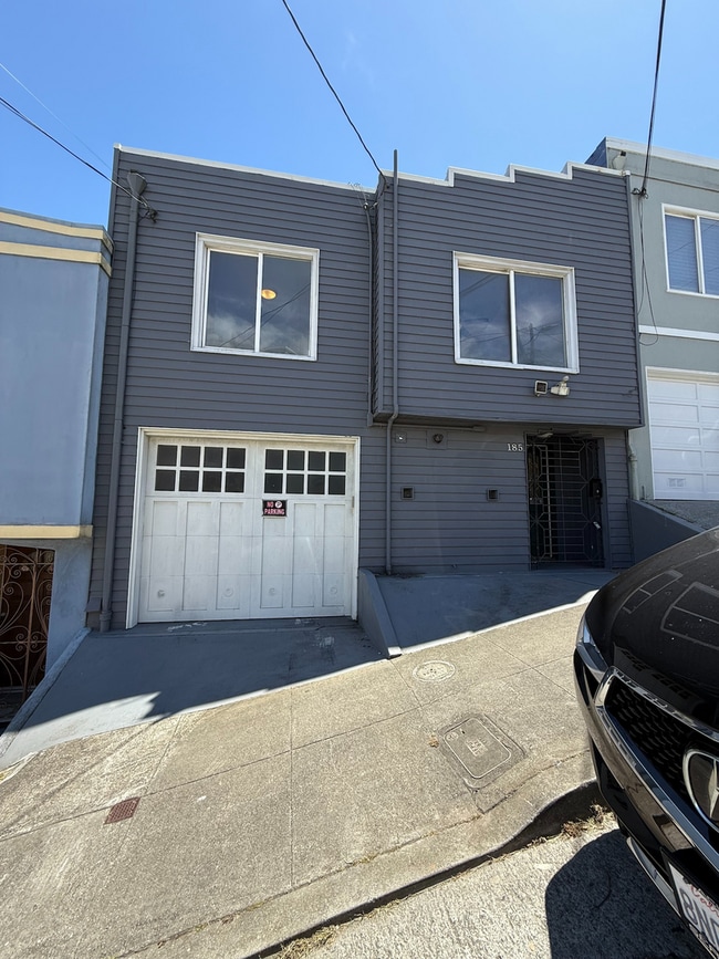 Building Photo - Spacious 3 Bedroom Home Minutes from City ...