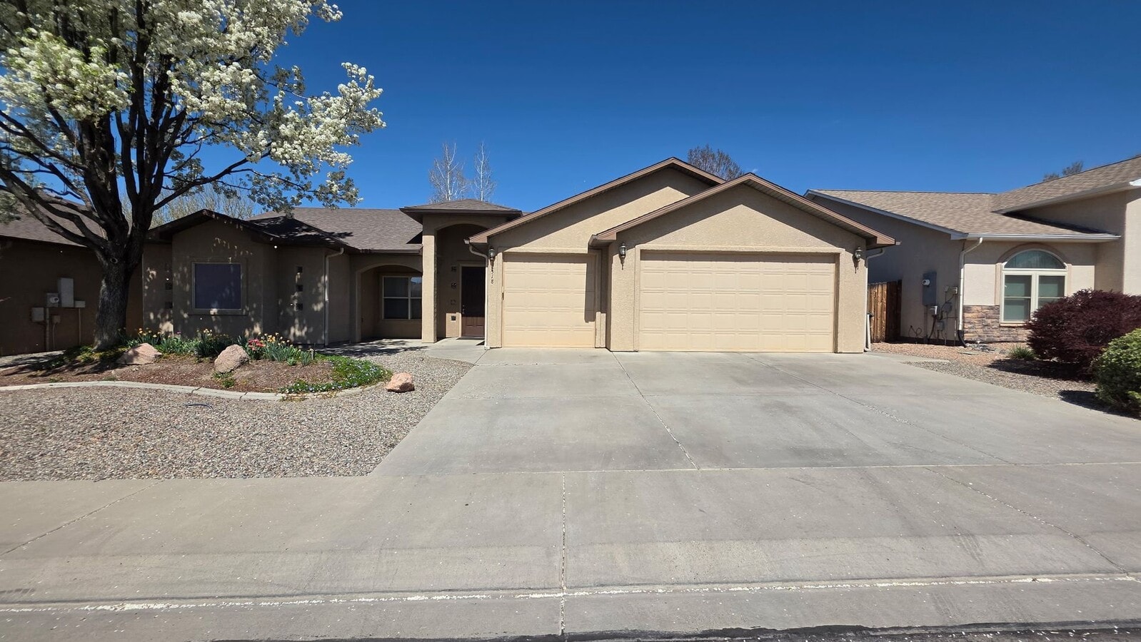 Beautiful 3 Bedroom Home - Beautiful 3 Bedroom Home