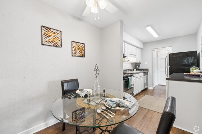 Duke, 2 habitaciones, 1.5 baños - 950 pies cuadrados - Comedor - Chapel Tower - Students save up to 10%!