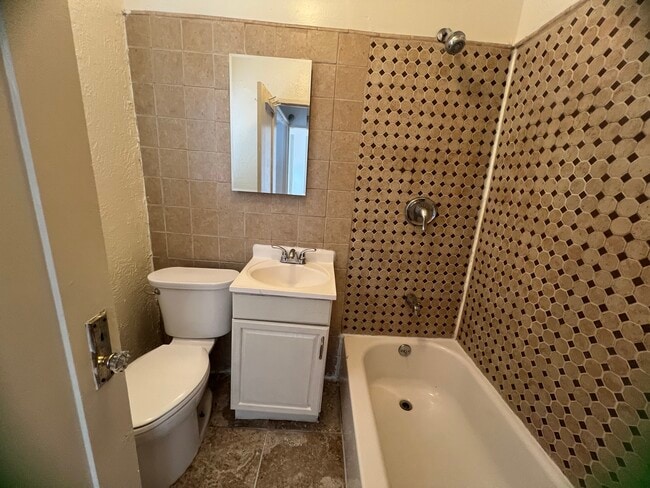 Building Photo - 819 N Alta Vista Blvd Unit 2 Rental