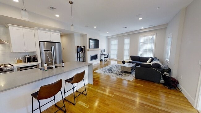 Building Photo - 275 Old Colony Ave Unit #1