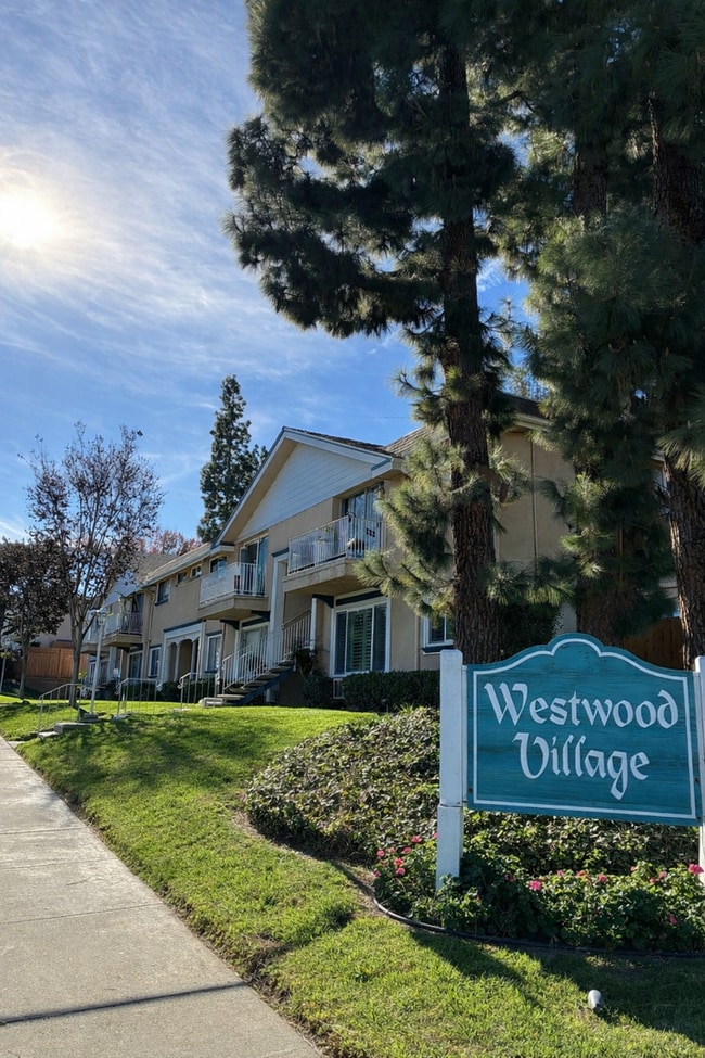 Building Photo - 1 Bed / 1 Bath Condo for Lease – Walk to Downtown La Mesa! Unit 127