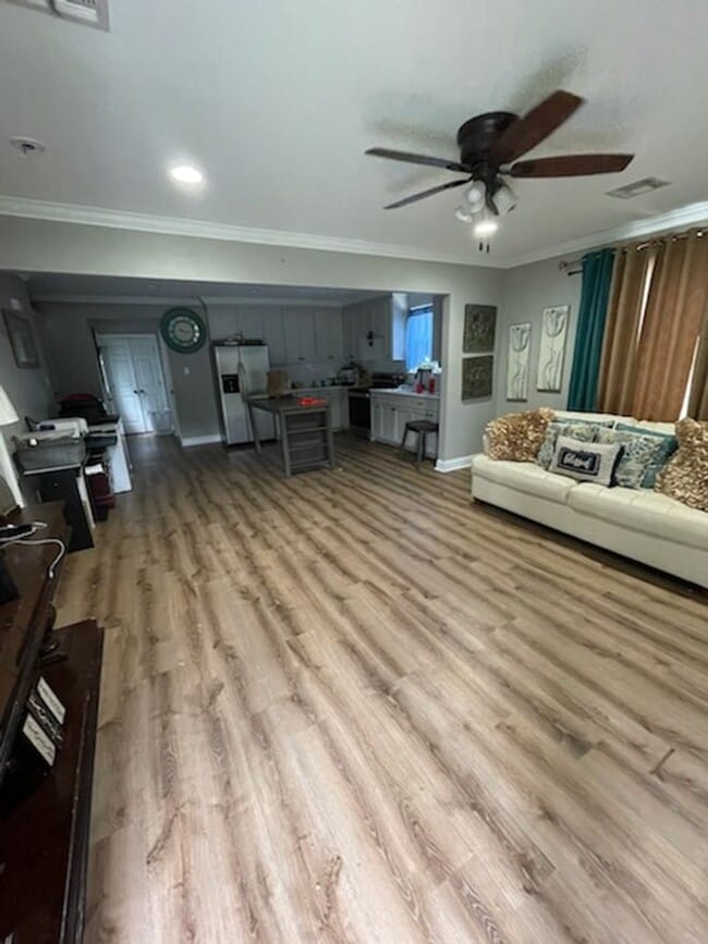 Building Photo - 3 bedrooms 2 baths - $1350 per month