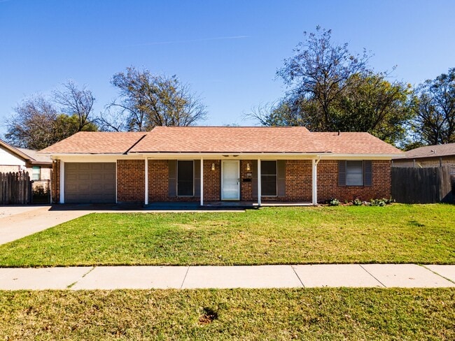 Building Photo - 1802 Janis Dr