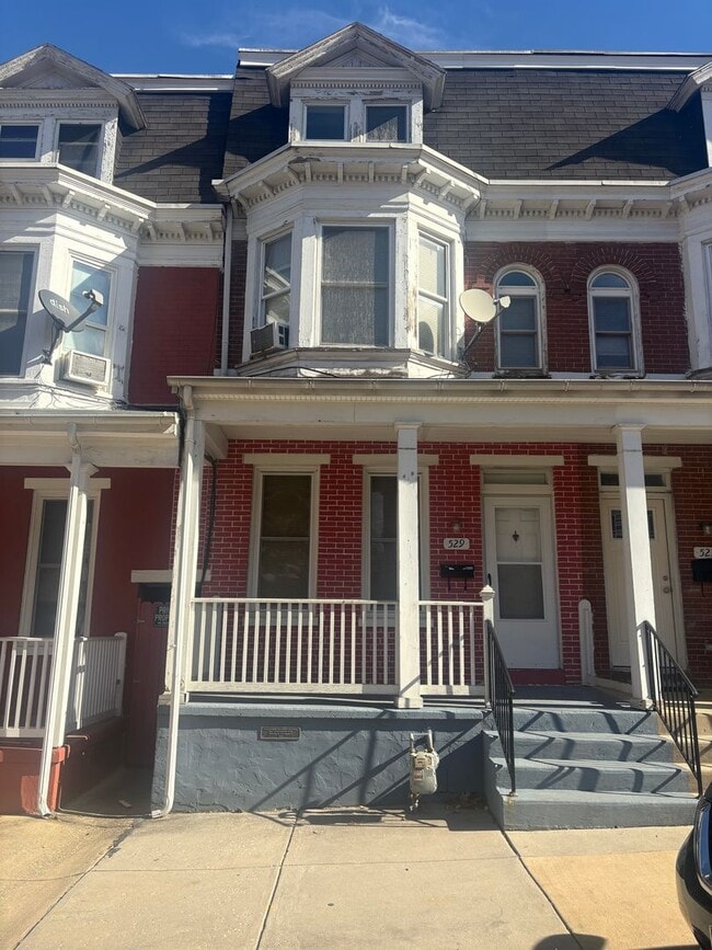 Building Photo - Section 8 Eligible-Spacious 3-4 Bedroom House, Yard, Parking-York City SD