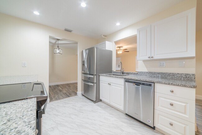 Photo - 785 Hawser St NE