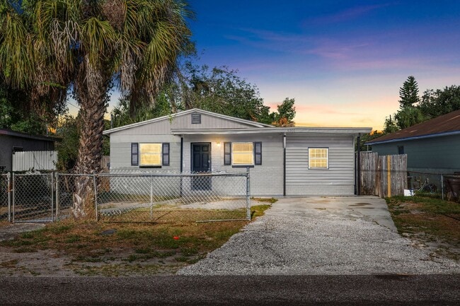 Building Photo - Spacious 3bdrm/1bath with bonus room ** $1,595.00 ** Section 8 OK ** Ready NOW **