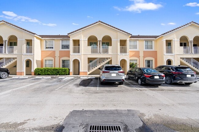 Building Photo - 2-bath condo on the 2nd floor with a newly... Unit 204,