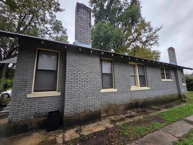 Photo - 637 N Willett St