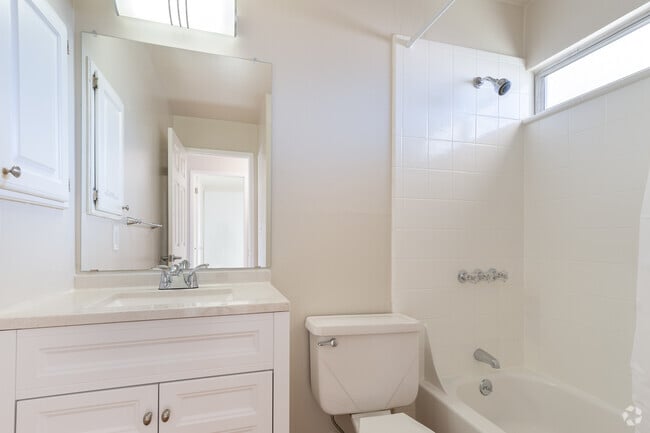 1BR, 1BA - 550SF - Bathroom
