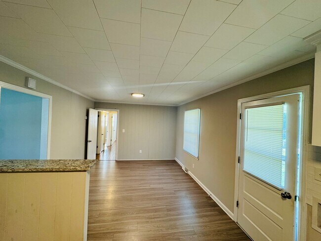 Photo - 799 Sunderland Rd SW