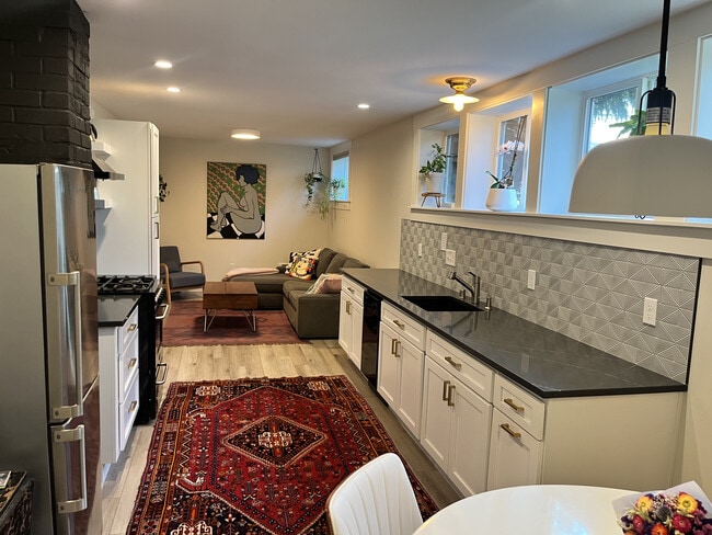 Building Photo - 6113 39th Ave S