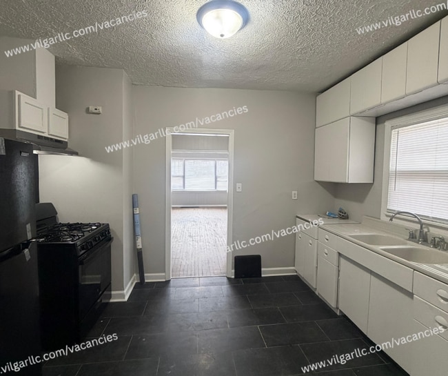 Building Photo - FOR RENT — SPACIOUS 3 BED / 2 BATH HOME