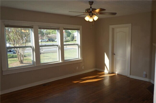 Photo - 583 Colonial Cir SE