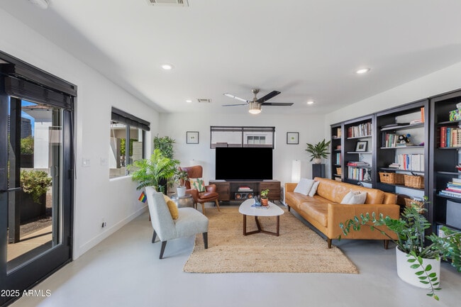 Building Photo - 1218 E Clarendon Ave