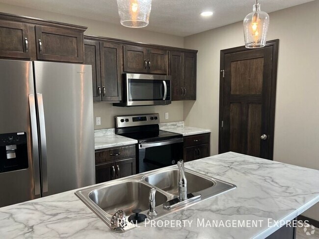 Building Photo - 3 Bedroom 1.5 Bathroom Townhome