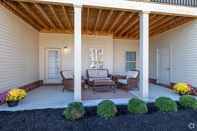 2BD, 2BA - 1,211SF - Patio