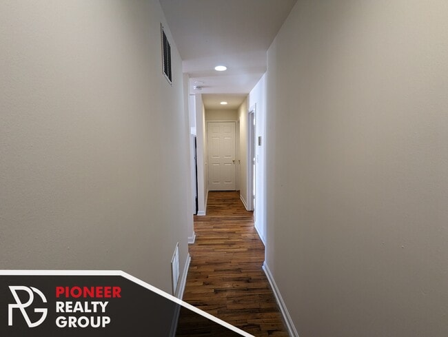 Photo - 914 W Dakin St Unit 401