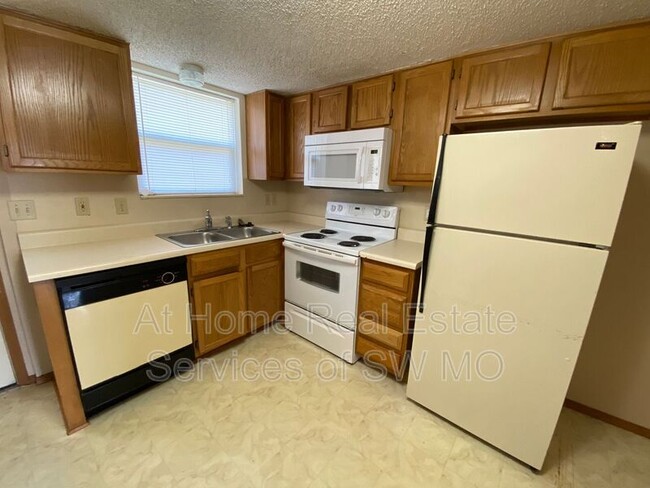 Photo - 1143 W Hall St Townhome