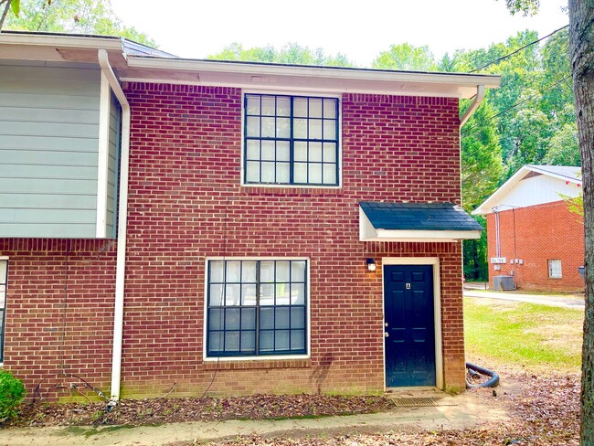 Building Photo - Welcome to this charming 2-bedroom, 2-bathroom townhouse located in the heart of Fayetteville, GA.