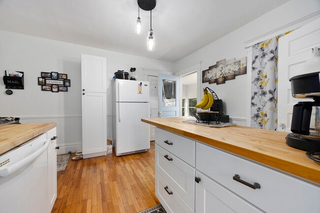 ALL UTILITES INCLUDED - 3271 Coit Ave