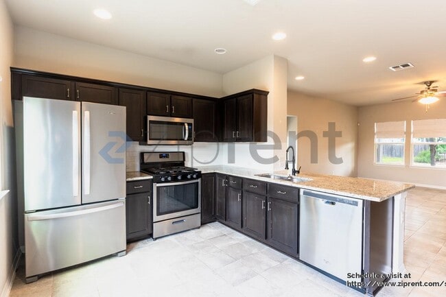 Photo - 215 Friendship Oak Dr