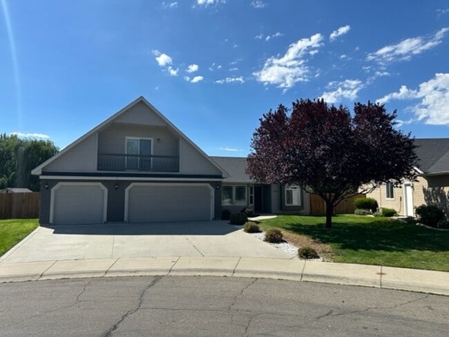 Building Photo - 943 Mount Hood Pl N