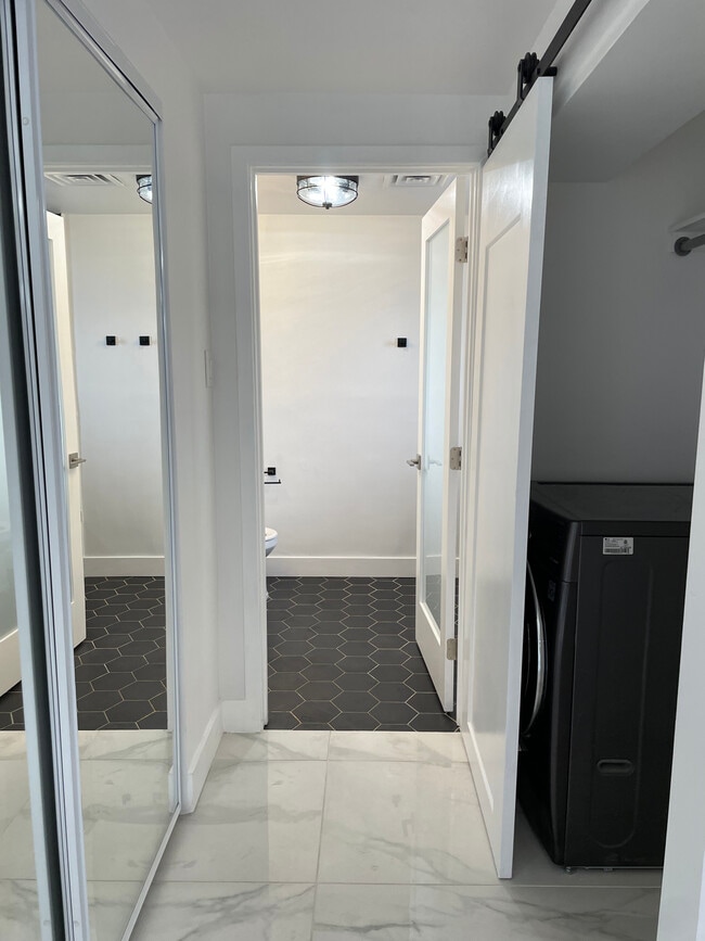 Dos armarios con lavadora/secadora en la unidad - 6125 E Indian School Rd Unidad 198