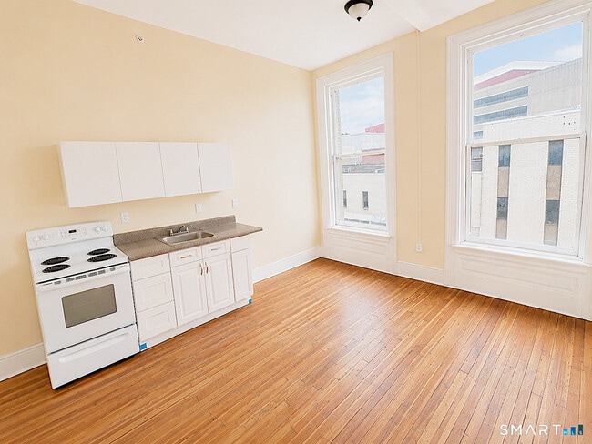 Building Photo - 105 Bank St Unit 2G