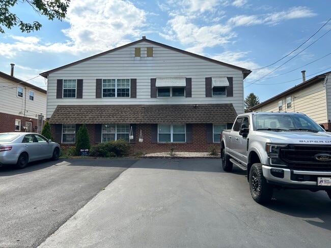 Building Photo - 8124 Ryers Ave Unit 2nd FL