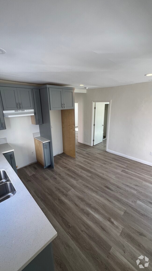 3bd kitchen & living room - 2707 Fairmount St Rental